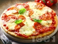 Рецепта Лесна домашна пица с домати и моцарела